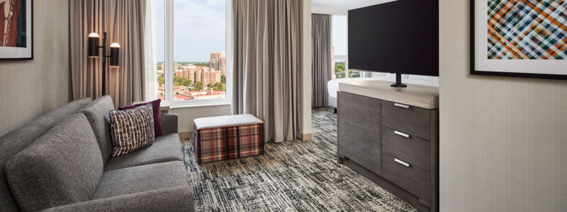Hilton-KansasCity-CC_Plaza-2_Queens-Studio_Suite-Living_Room-PlazaView